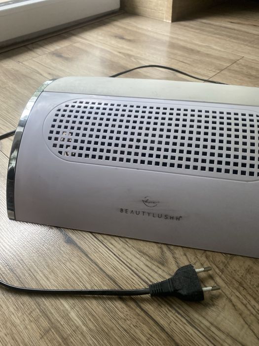 Pochłaniacz pyłu do manicure hybrydowego