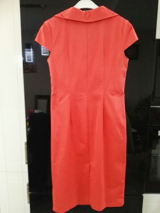 Sukienka koktajlowa w kolorze koralowym