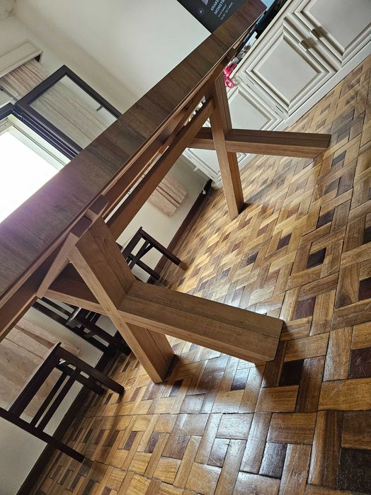 Mesa extensora, 18 lugares, para sala de jantar ou área externa. Mínimo 6 lugares, máximo 18.