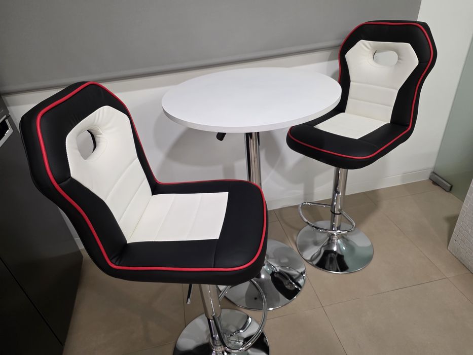 Vendo conjunto nunca usado com 2 cadeiras e mesa