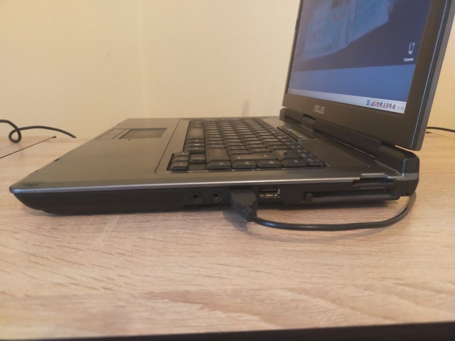 Ноутбук ASUS X51R  . Працює добре !