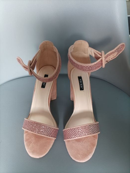 Sandałki na obcasie