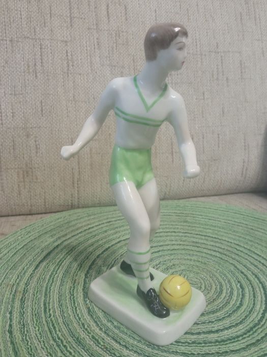 Porcelanowa figurka piłkarza hollohaza