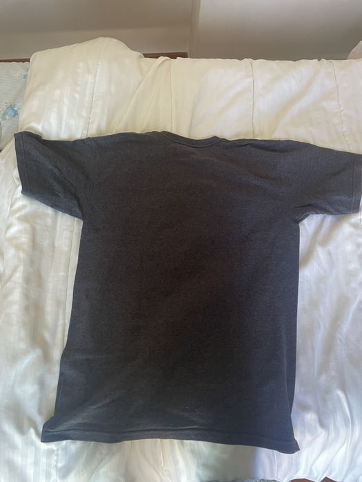 Blusa cinzenta com letra amarela da Vans