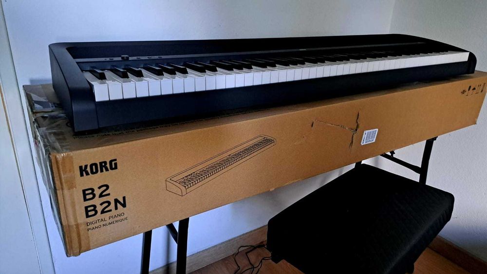 Vendo Piano digital Korg B2 Black de 88 e Banco de Piano como novos