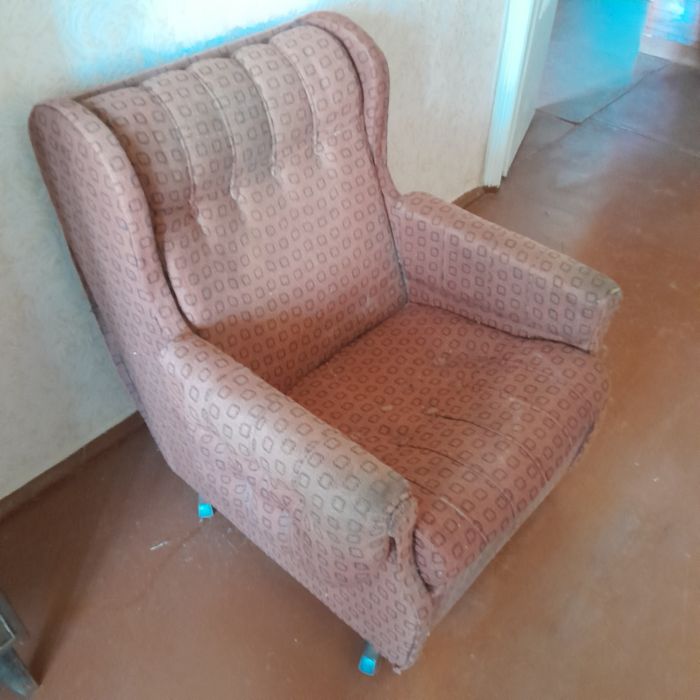 Диваны . Кресло . Б / У . Нужны будут мужские руки !