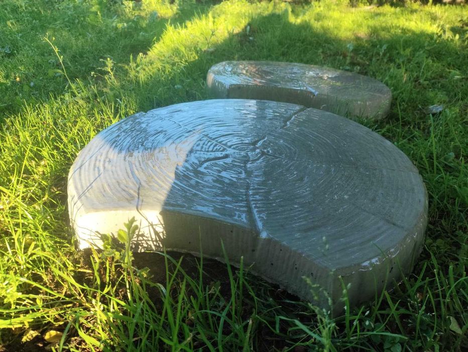 Plaster drzewa betonowy