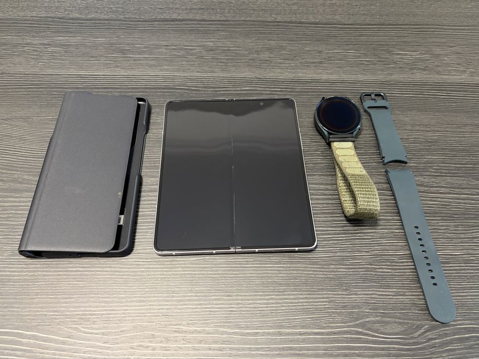 Samsung Galaxy Z Flip 3 + Galaxy Watch 4