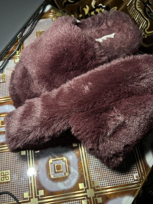 Це бордові домашні капці зі штучного хутра