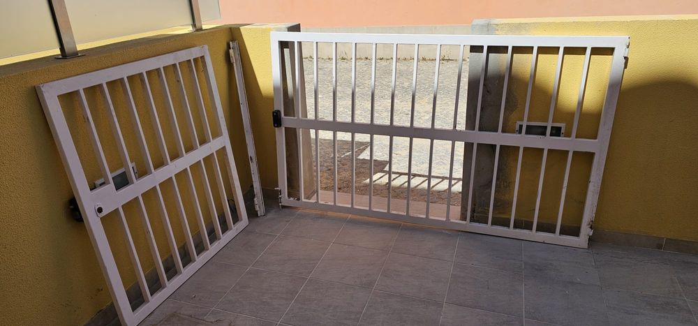 2 portões de ferro