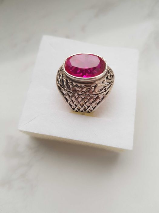 Stara Rosja kolos z rubinem