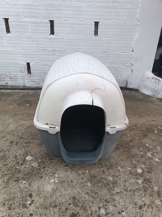 Casota para cão de porte grande ou médio. Espaçosa e lavável.