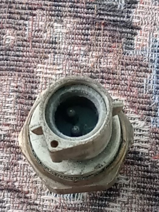 Продам датчик температуры охлаждающей жидкости.