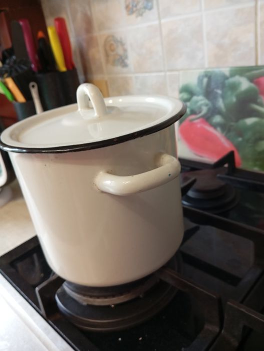 Кастрюля эмаль . Объем 2 л.