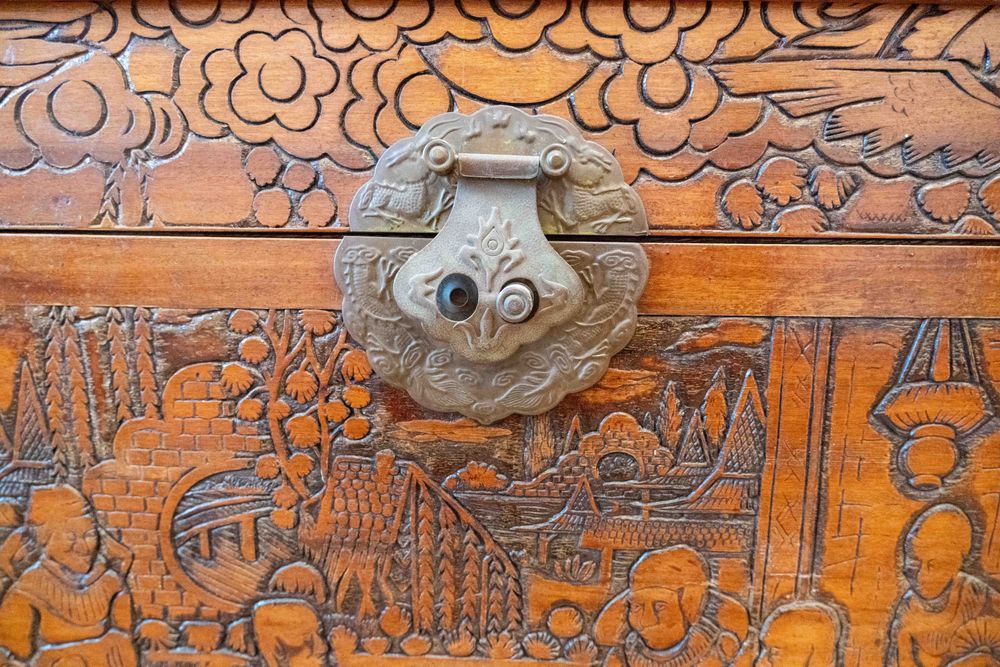 Arca de madeira trabalhada em bom estado de conservação