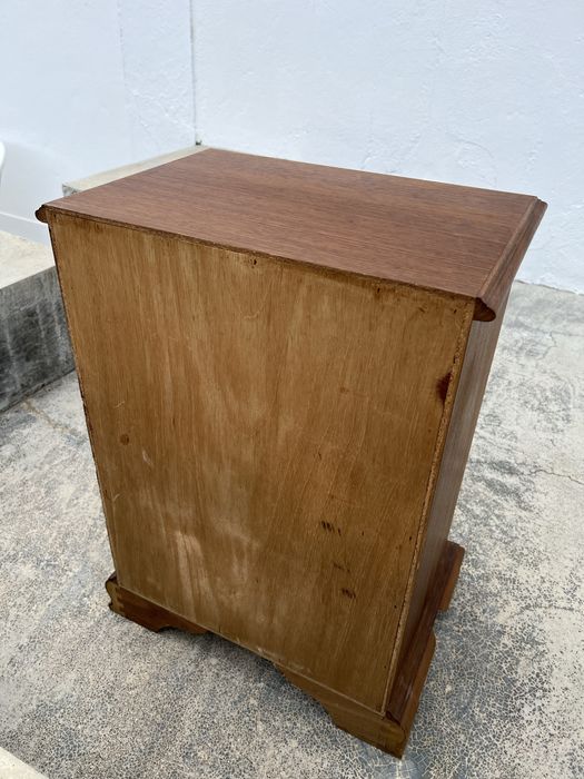 Conjunto mesas de cabeceira estilo “D. Maria”