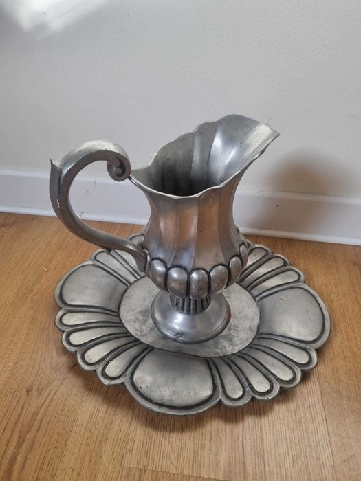 Jarro Antigo em Pewter/Estanho com Base Decorativa - Peça Vintage
