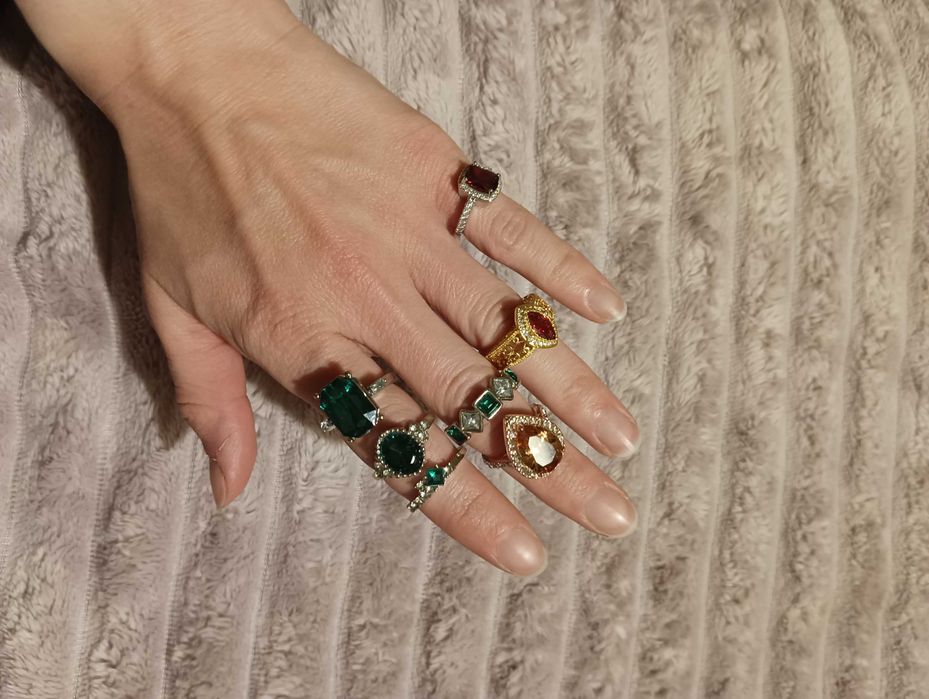 różnorodna biżuteria kostiumowa