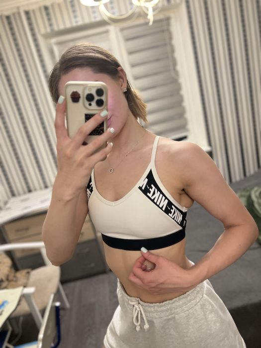 Спортивный топ Nike