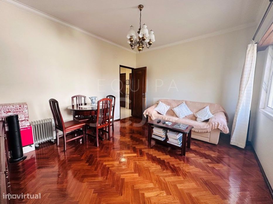 Apartamento T2 Renovado com Varanda e Elevador | Entrecampos, Lisboa