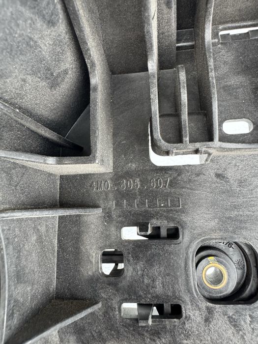 Кронштейн фари лівої Audi Q7 4M0 2016 2017 2018 2019