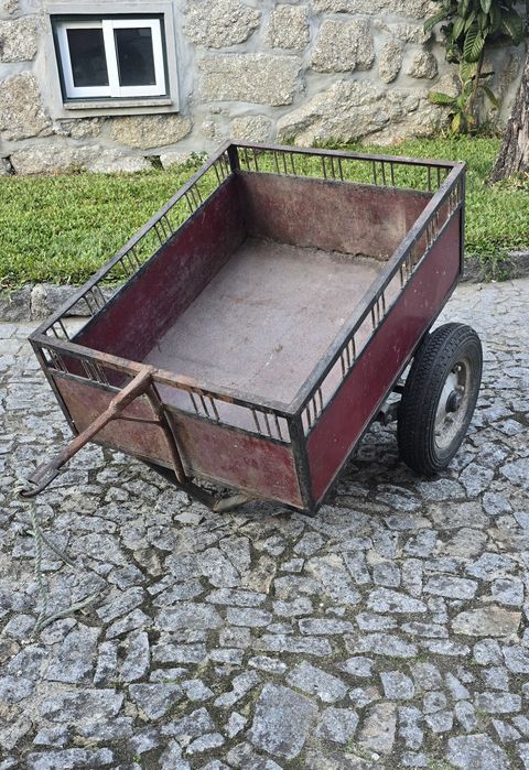 Reboque em ferro com rodas
