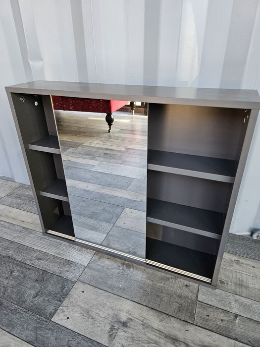 Antracytowa wisząca szafka łazienkowa z lustrem