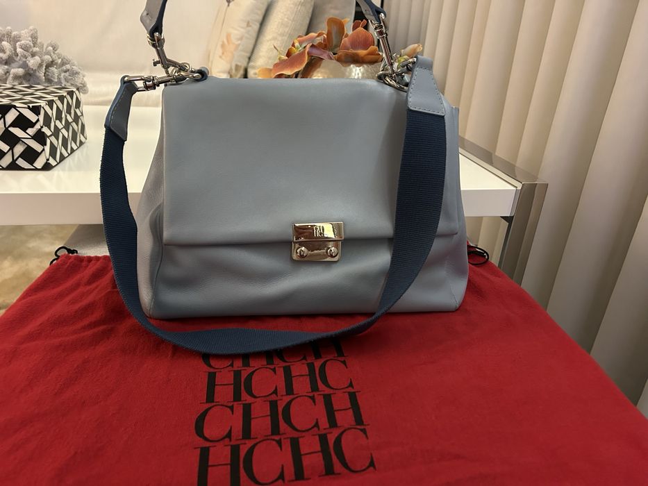 Mala Carolina Herrera em pele