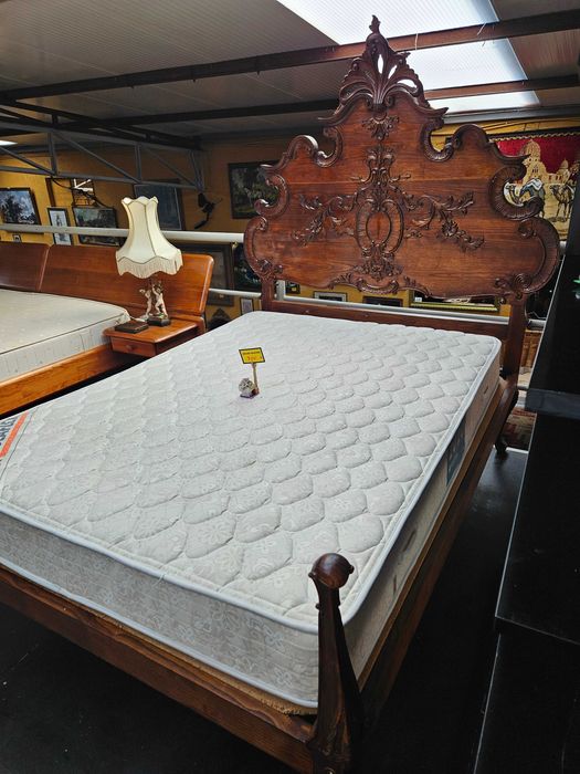 Cama antiga com estrado e colchão - Muito bom estado geral