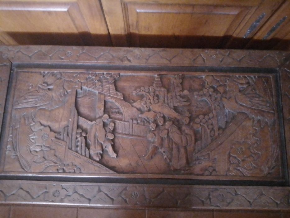 Vendo arca de madeira antiga vintage toda trabalhada á mão