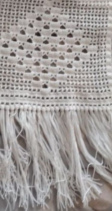 Caminho em renda feito à mão