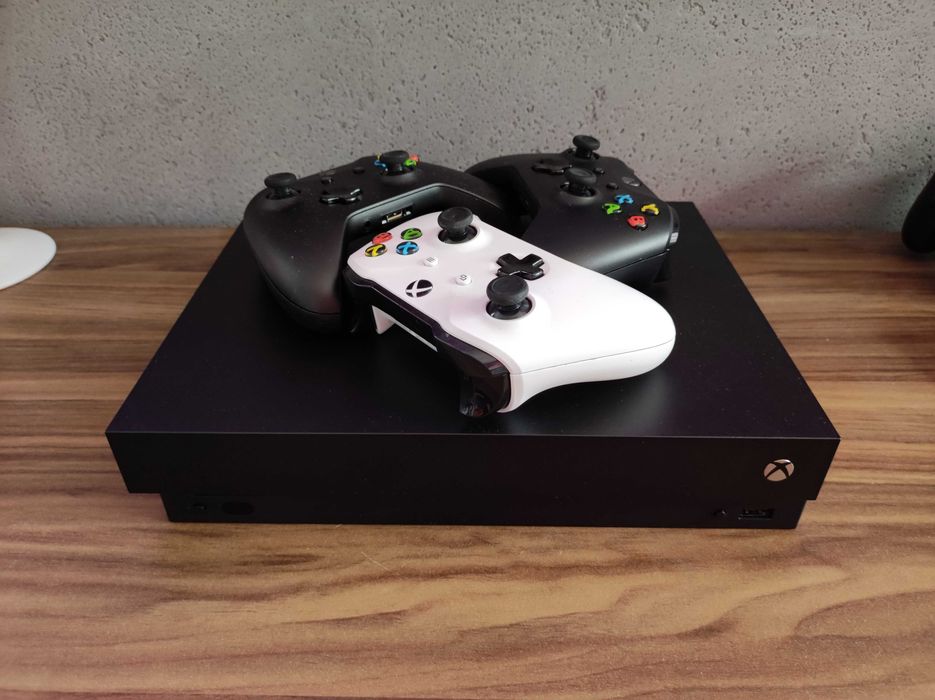 Xbox One X kompletny w pudełku nowy pad gra