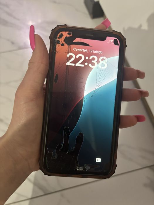 iPhone 11 – uszkodzony wyświetlacz, działa (do negocjacji )
