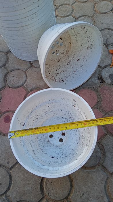 Горщики для квітів бувші у використанні