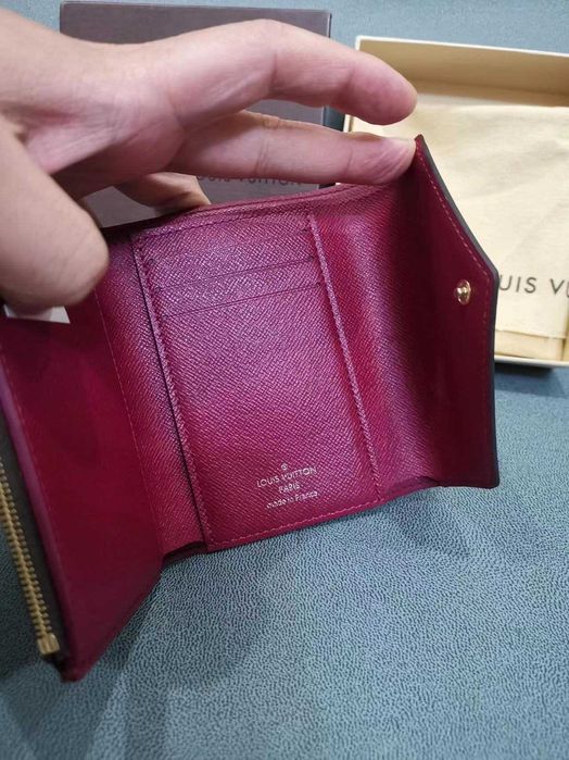 Portfel Louis Vuitton z nadrukiem w stylu vintage z czerwoną klamrą