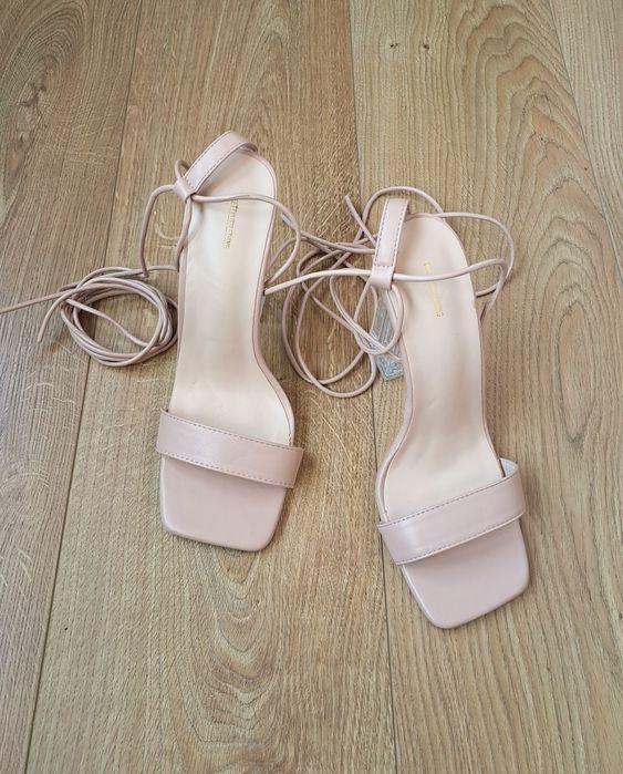 Женские бежевые босоножки на прозрачном каблуке с завязками