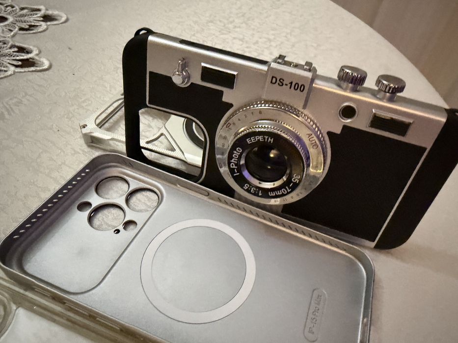 Cztery etui do iphone 15 pro max