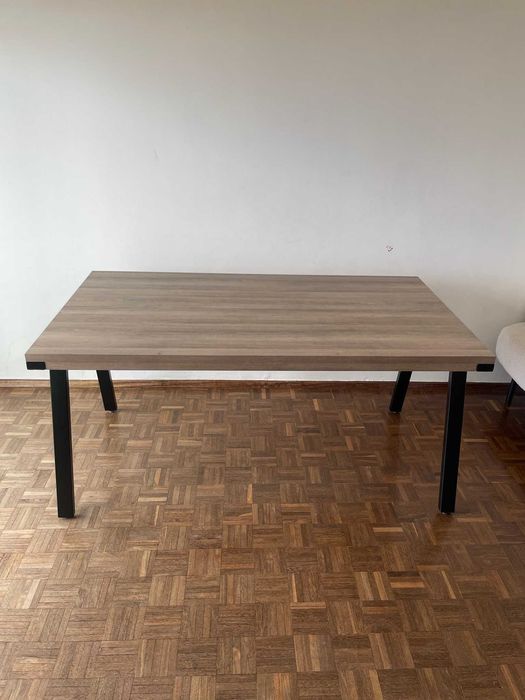 Mesa de jantar da marca The Masie, com 160 x 90 cm