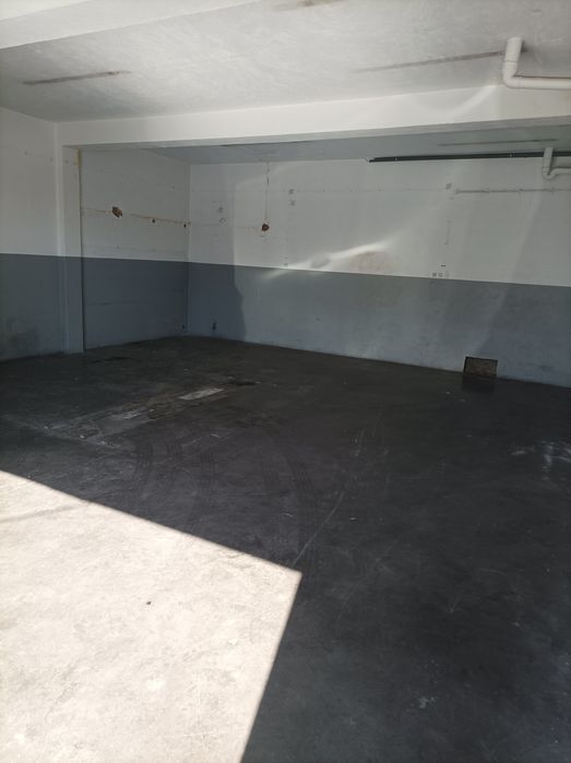 Arrenda armazém/oficina/garagem