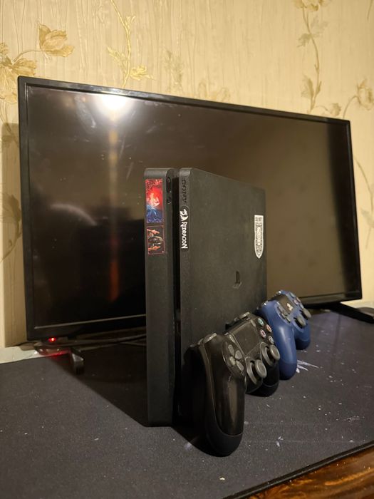 Konsol PlayStation 4