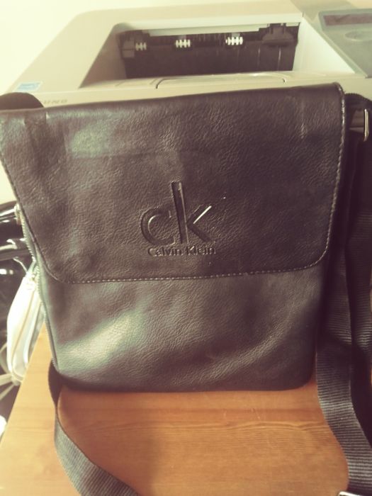 Listonoszka czarna z klapka ucho Calvin klainee