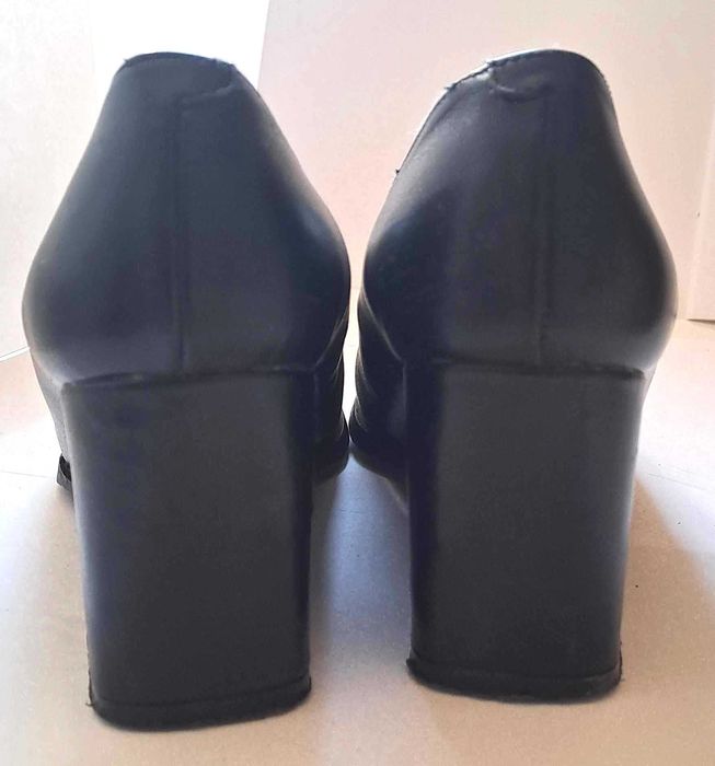 Sapatos em pele com tacão em cunha