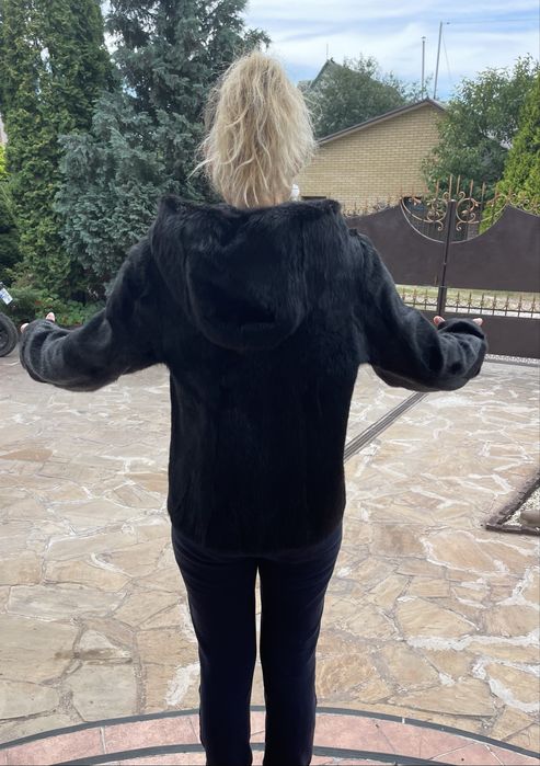 Норкова шубка з капюшоном