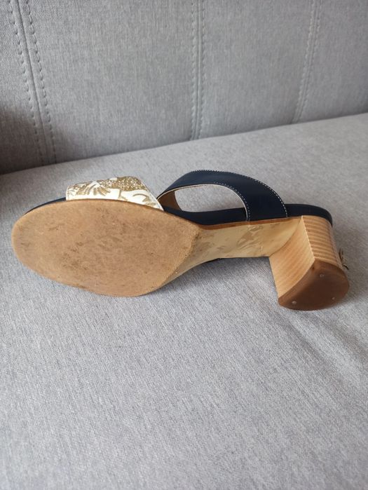 Обміняю шкіряні босоніжки