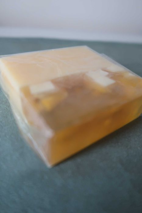 mydło żółte do pielęgnacji rąk łazienki do mycia