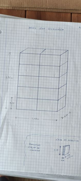 Secretária com arquivo, arrumação ou aparador.