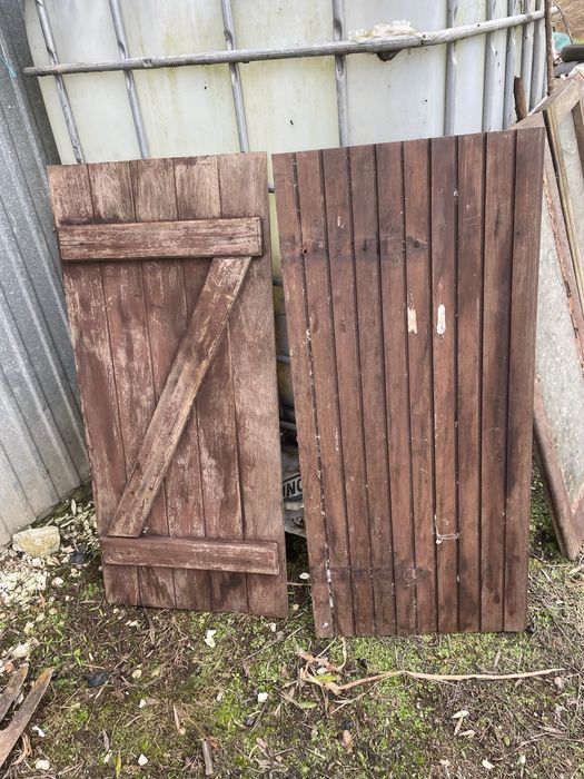 Portas e janelas dlem nadeira antigas