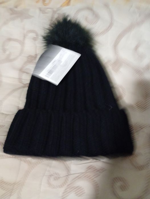 Новая теплая шапка женская цвет черный с мехом 
высылаю по украине до