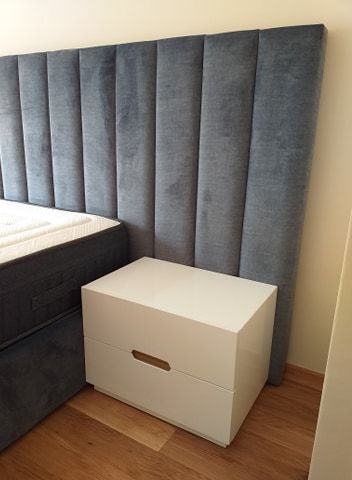 Cama Casal Estofada + 2 Mesas Cabeceira Lacado Branco Mate e Dourado