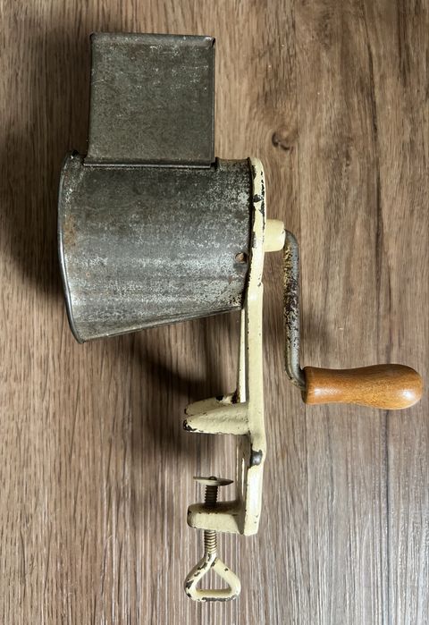 Maquina de moer cafe vintage.